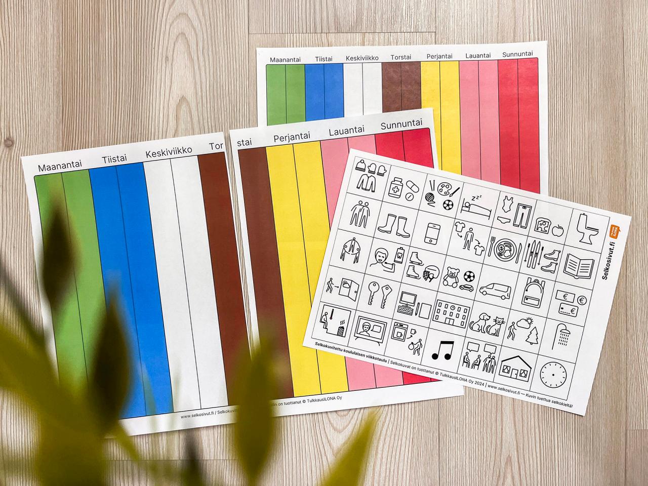 Kuvassa on 4 tulostettua paperia. Yhdessä on selkokuvia, yhdessä viikkotaulunäkymä ja kahdessa viimeisessä puolikas viikkotaulunäkymä.