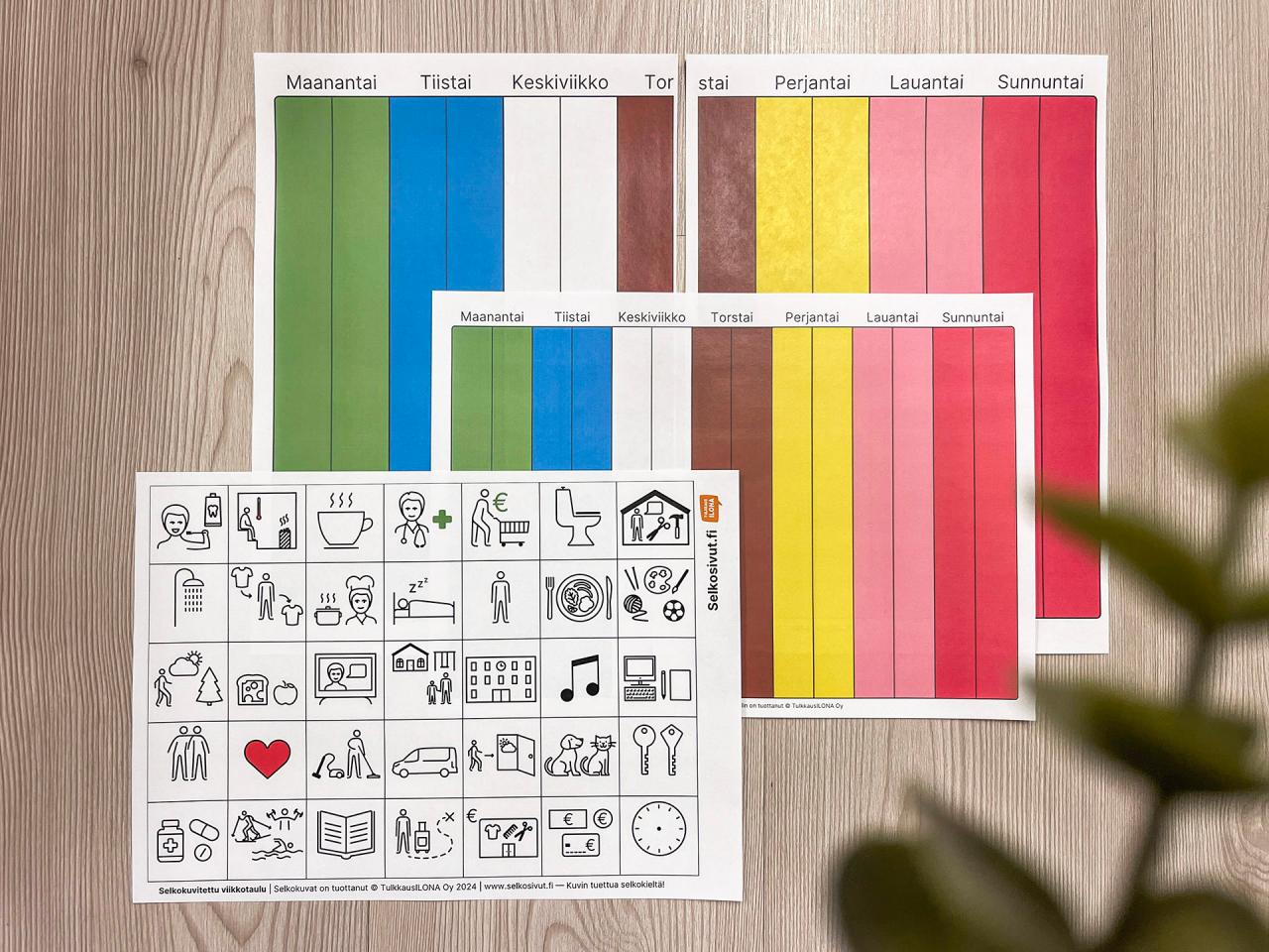 Kuvassa on 4 tulostettua paperia. Yhdessä on selkokuvia, yhdessä viikkotaulunäkymä ja kahdessa viimeisessä puolikas viikkotaulunäkymä.
